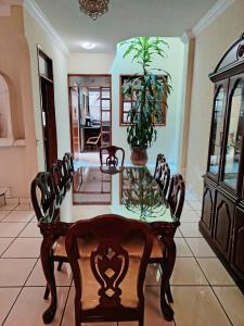 une salle à manger avec une table et des chaises dans l'établissement Casa Luna, à Morelia 5 autres photos