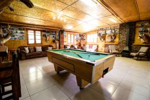 Habitación grande con mesa de billar. en Hoeksfontein game lodge, en Pearston