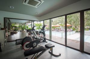 Fitness centrum a/nebo fitness zařízení v ubytování Proud Phuket, Naiyang Beach