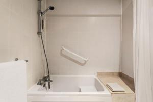 Kylpyhuone majoituspaikassa Ramada Cambridge