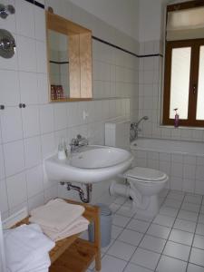 biała łazienka z umywalką i toaletą w obiekcie City-Apartment Adlergasse Dresden w Dreźnie