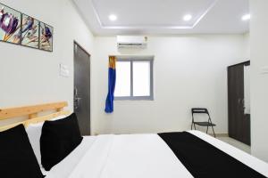 a bedroom with a bed and a window at Super Collection O Adibatla Hyderabad in Ibrāhīmpatan