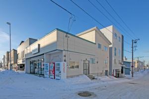 網走市にあるMove8の雪の道の建物