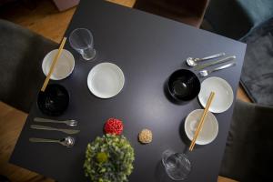 ein Tisch mit weißen Tellern und Besteck darauf in der Unterkunft Move8 in Abashiri