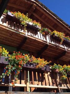 un edificio con fioriere sul lato di esso di Hotel Meublé Gorret a Breuil-Cervinia