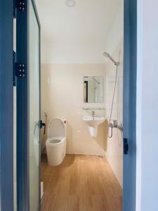 a bathroom with a toilet and a sink at Green Homestay Tuy Hòa in Liên Trì (4)