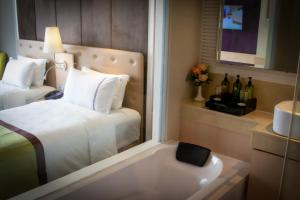 Letto o letti in una camera di The Bazaar Hotel Bangkok