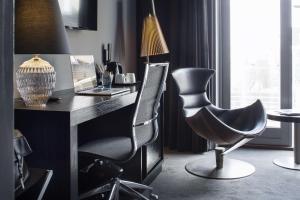 a office with a desk with a chair and a laptop at Scandic Front in Copenhagen