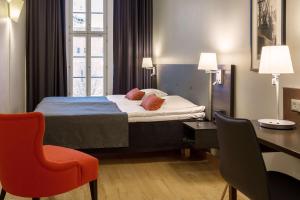 Un ou plusieurs lits dans un hébergement de l'établissement Scandic Grand Marina