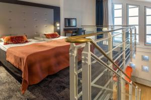 une chambre d'hôtel avec un lit et un escalier dans l'établissement Scandic Grand Marina, à Helsinki