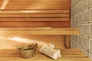 - un sauna avec un rouleau de papier toilette et un seau dans l'établissement Scandic Grand Marina, à Helsinki