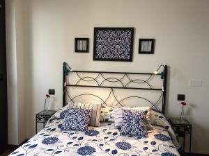 Un dormitorio con una cama azul y blanca con almohadas en Mai Apartment II, en Las Palmas de Gran Canaria