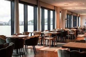 Výhled na řeku, která protéká v blízkosti hotelu
