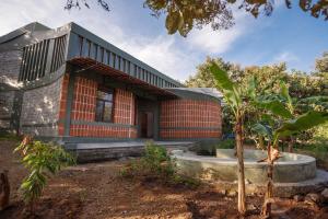 DenkanikottaiにあるRustic Ridge Private Pool D IFHA Nomination MMTの前に木があるレンガ造りの家