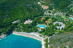 una vista aerea su una spiaggia con un resort di Pugnochiuso Resort Hotel del Faro a Vieste