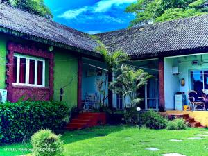 アンジュナにあるRashNik Villas & Reosrt Anjuna with pool & kitchenの庭付緑白家