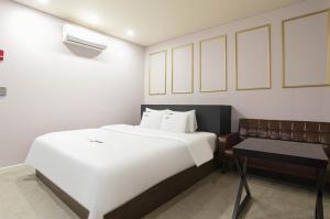 Pyeongtaek Gallery Hotel客房内的一张或多张床位