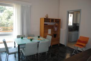 comedor con mesa, sillas y ventana en Marita's Apartment - Dikastirion, en La Canea