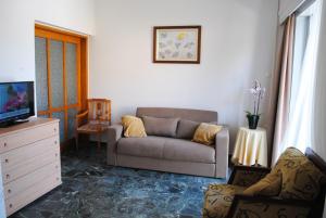 sala de estar con sofá y TV en Marita's Apartment - Dikastirion, en La Canea