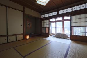 una habitación vacía con una linterna en una habitación con ventanas en 清浄心院, en Koyasan