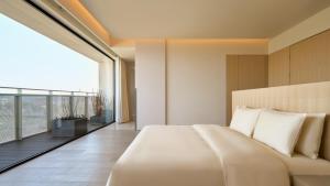 Letto o letti in una camera di 西塘光向度艺术酒店WNDR Hotel Xitang