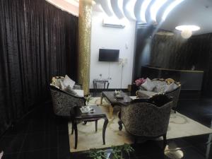 Area tempat duduk di Crown Hotel Juba