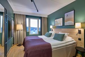 Tempat tidur dalam kamar di Scandic Lugnet
