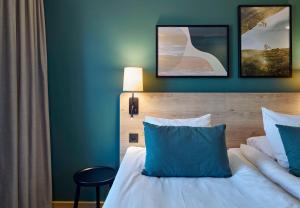 Tempat tidur dalam kamar di Scandic Lugnet