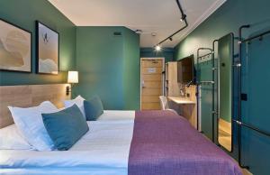 Tempat tidur dalam kamar di Scandic Lugnet