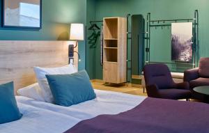 Tempat tidur dalam kamar di Scandic Lugnet