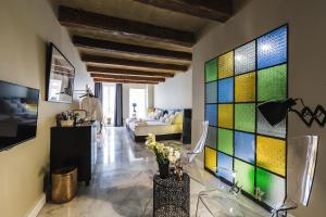 una sala de estar con coloridos paneles de cristal en la pared en SU29 Boutique Hotel, en La Valeta