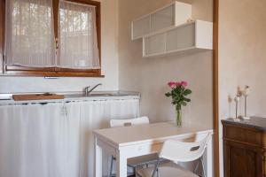 A kitchen or kitchenette at B&B La Mimosa del Golfo