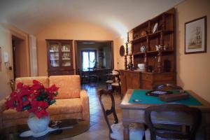 - un salon avec un canapé et une table dans l'établissement B&B Dolce Caraglio, à Caraglio