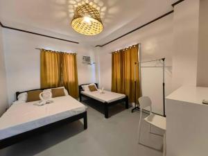 een slaapkamer met een bed, een tafel en een bank bij Fredo's Guest House at Pangpang Bar & Restaurant in Pooc +27 foto's