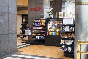 Supermarket nebo jiné obchody v  hotelu nebo okolí