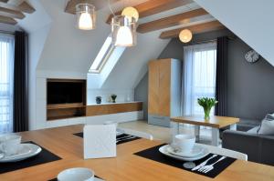 Televízia a/alebo spoločenská miestnosť v ubytovaní Apartament Rewa