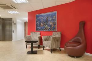Posezení v ubytování Ramada London Stansted Airport