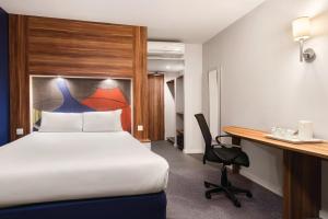 Postel nebo postele na pokoji v ubytování Ramada London Stansted Airport