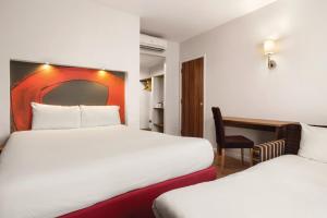 Postel nebo postele na pokoji v ubytování Ramada London Stansted Airport
