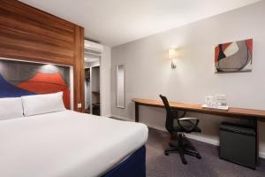 Postel nebo postele na pokoji v ubytování Ramada London Stansted Airport
