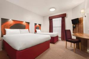 Postel nebo postele na pokoji v ubytování Ramada London Stansted Airport