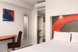 Postel nebo postele na pokoji v ubytování Ramada London Stansted Airport