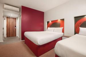 Postel nebo postele na pokoji v ubytování Ramada London Stansted Airport