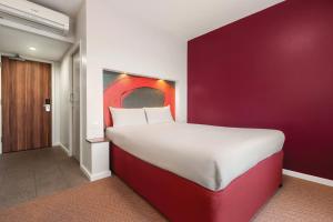 Postel nebo postele na pokoji v ubytování Ramada London Stansted Airport