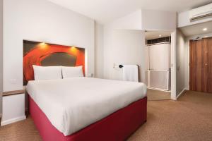 Postel nebo postele na pokoji v ubytování Ramada London Stansted Airport