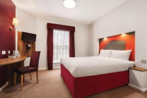 Postel nebo postele na pokoji v ubytování Ramada London Stansted Airport