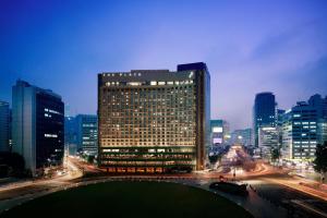 ein großes Gebäude mitten in einer Stadt nachts in der Unterkunft THE PLAZA Seoul, Autograph Collection in Seoul