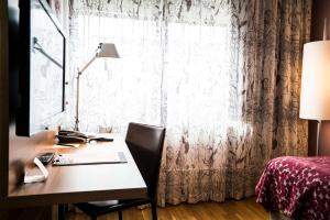 سرير أو أسرّة في غرفة في Scandic Järva Krog