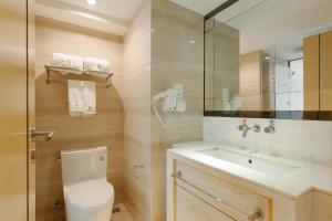 Ein Badezimmer in der Unterkunft QingMan Apartment Guangzhou Zhujiang New Town East Railway Station Branch