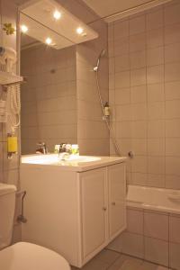 A bathroom at Hôtel Winzenberg